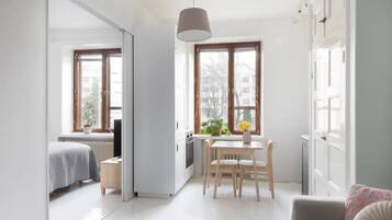 1 makuuhuone, työpöytä, vauvan matkasänky, Wi-Fi