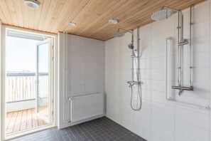 Free toiletries, hair dryer, towels, toilet paper - Modern and elegant studio next to Finnoo metro (Espoo)