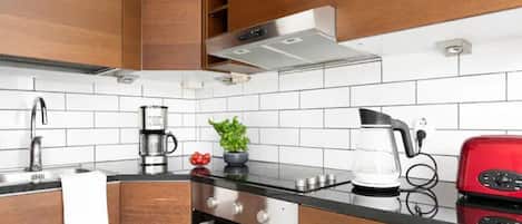 Microondas, cafetera/tetera, tetera/pava eléctrica, tostadora