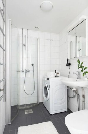 Regendusche, Haartrockner, Handtücher, Seife