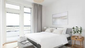 3 makuuhuonetta, työpöytä, silitysrauta/-lauta, vauvan matkasänky