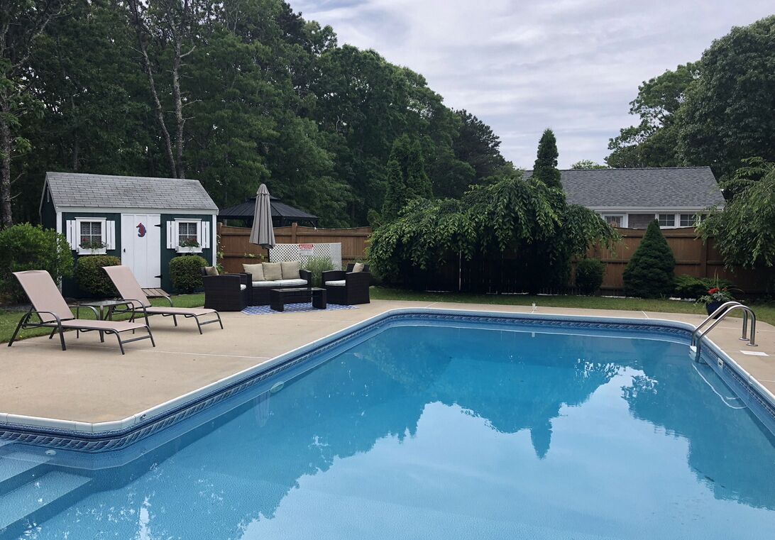 Cape Cod Rare Opportunity, minutes to beach, private pool