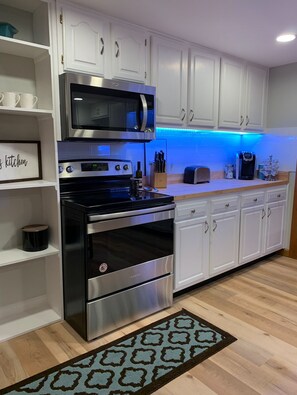 Mikrovågsugn, ugn, spishäll och diskmaskin