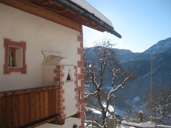 A rustic building with a wooden bench and a brick wall. - Fantastic opportunities to experience a varied holiday!
Historical Guest House (Lajen)