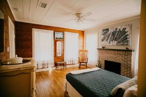 1 habitación, tabla de planchar con plancha, wifi gratis y ropa de cama 