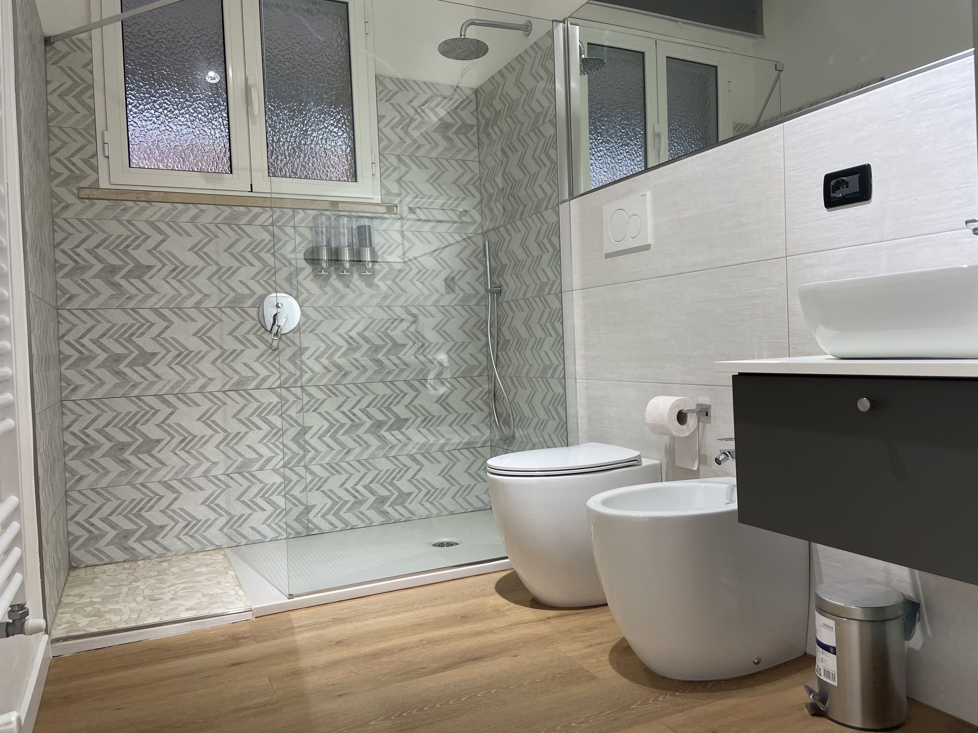 Dusche, Haartrockner, Bidet, Handtücher