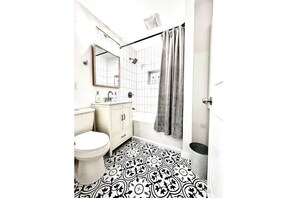 Shower, hair dryer, towels, soap - Sleek 3BD gem minutes to Downtown, XU, UC + more! (Cincinnati)