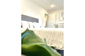 Room - Sleek 3BD gem minutes to Downtown, XU, UC + more! (Cincinnati)