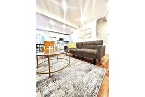 Living area - Sleek 3BD gem minutes to Downtown, XU, UC + more! (Cincinnati)