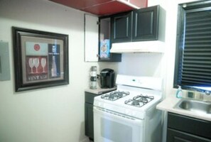 Private kitchen - 2BR 1B APT MINS TO DOWNTOWN (Pittsburgh)