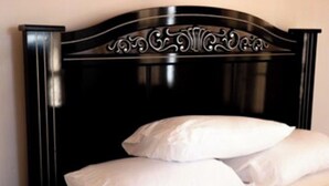 A bed with a black headboard and white pillows. - 2BR 1B APT MINS TO DOWNTOWN (Pittsburgh)