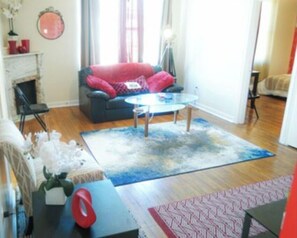 Living area - 2BR 1B APT MINS TO DOWNTOWN (Pittsburgh)