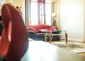 Living area - 2BR 1B APT MINS TO DOWNTOWN (Pittsburgh)