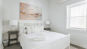 3 bedrooms, iron/ironing board, WiFi (free), bed sheets
