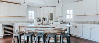 Afton Farmhouse: Central to Wineries/Dog Friendly