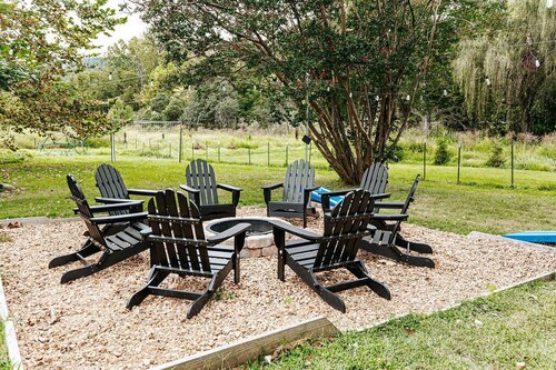 Afton Farmhouse: Central to Wineries/Dog Friendly