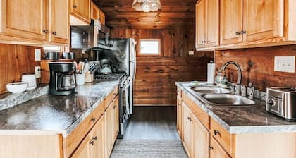 Acute Lodge: Boho, Romantic Getaway in Nelson Co.