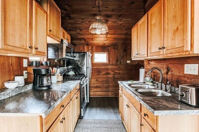 Acute Lodge: Boho, Romantic Getaway in Nelson Co.