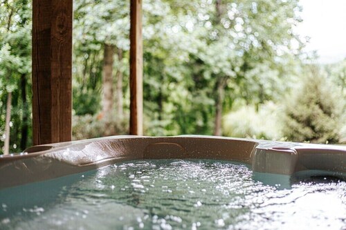 Fox Hill: Hot Tub, Views, Pet Friendly!