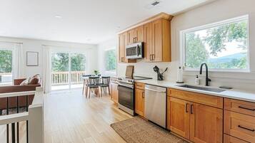 Coffee/tea maker, fridge, microwave, oven