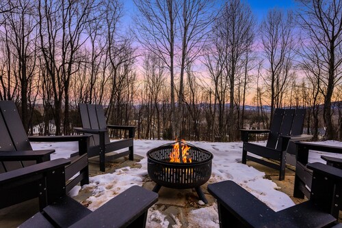 Fox Hill: Hot Tub, Views, Pet Friendly!