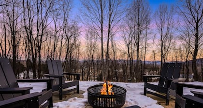 Fox Hill: Hot Tub, Views, Pet Friendly!