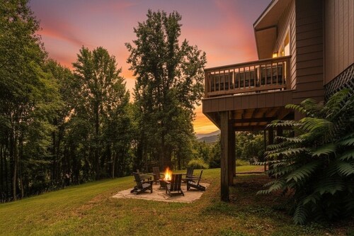Fox Hill: Hot Tub, Views, Pet Friendly!