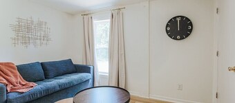 Fox Hill: Hot Tub, Views, Pet Friendly!