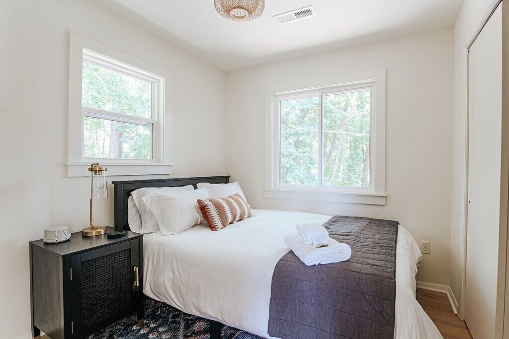 2 bedrooms, iron/ironing board, internet, bed sheets