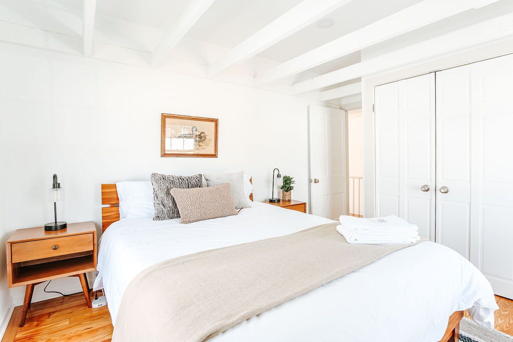 2 bedrooms, desk, iron/ironing board, internet