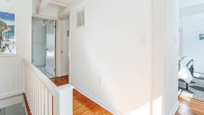 A bright hallway with white walls, a wooden floor, and a white railing. - Green on New - Central Location and Staunton Charm (Staunton)