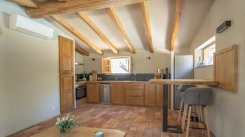 Frigorifero, microonde, forno, piano cottura