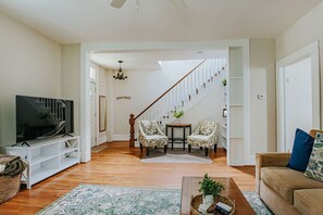 Een televisie en boeken