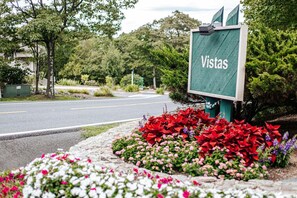 Property grounds - Panoramic Peak: Wintergreen Condo with Views (Wintergreen Resort)