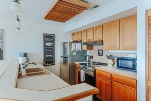 Kylskåp, mikrovågsugn, ugn och spishäll