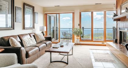 Panoramic Peak: Wintergreen Condo with Views