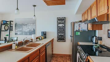 Coffee/tea maker, fridge, microwave, oven