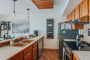 Coffee/tea maker, fridge, microwave, oven - Panoramic Peak: Wintergreen Condo with Views (Wintergreen Resort)