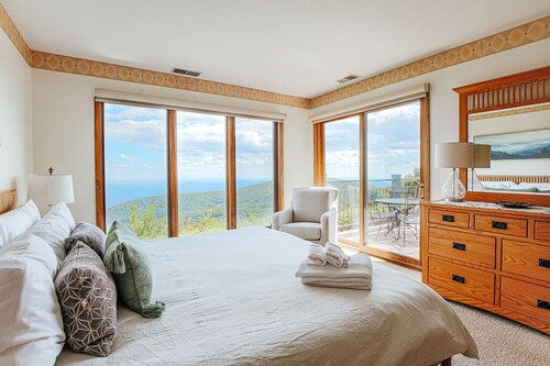 Panoramic Peak: Wintergreen Condo with Views