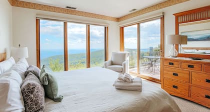 Panoramic Peak: Wintergreen Condo with Views