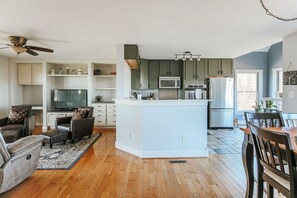 Geladeira, micro-ondas, fogão, cooktop