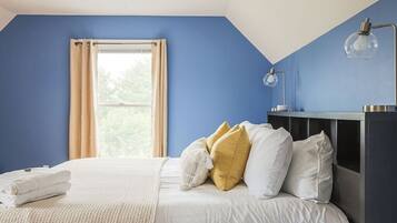 3 soverom, skrivebord, internettilgang og sengetøy