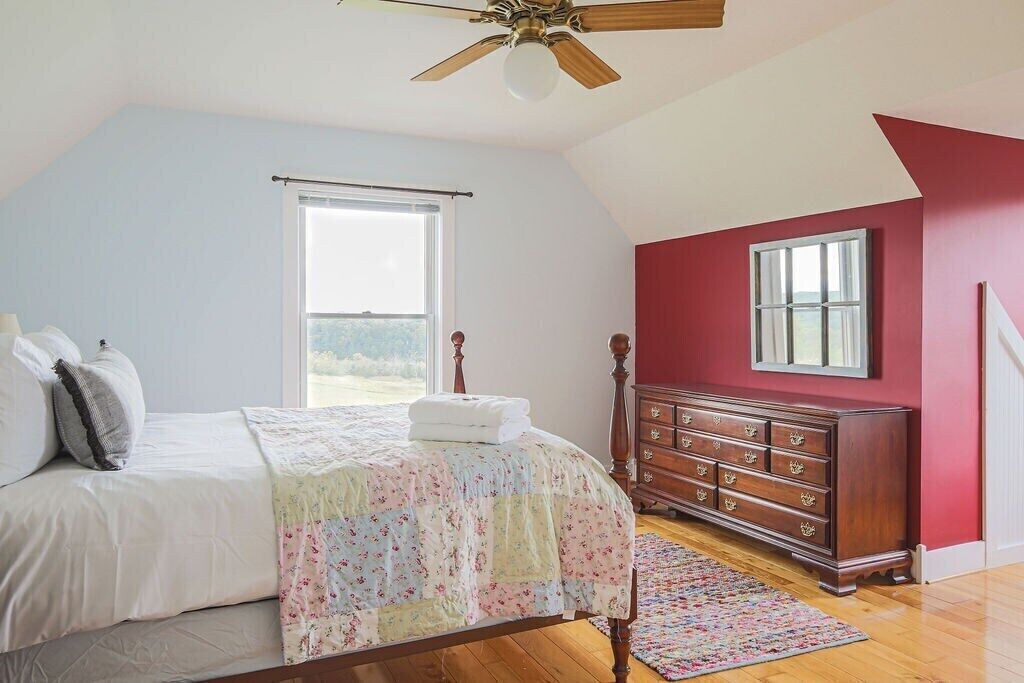 3 bedrooms, desk, WiFi, bed sheets