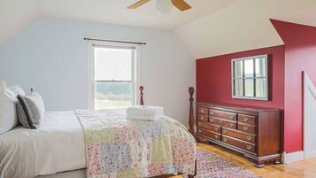 3 bedrooms, desk, WiFi, bed sheets