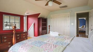 3 bedrooms, desk, WiFi, bed sheets