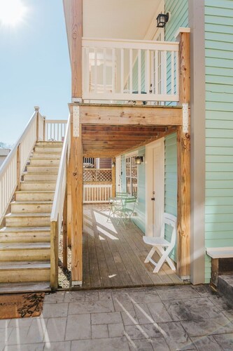 Hunker Down: Fenced in Yard, Pet Friendly!