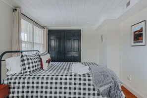 2 bedrooms, desk, free WiFi, bed sheets