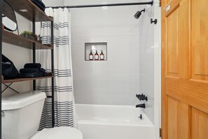 Sèche-cheveux, serviettes fournies, savon, shampoing