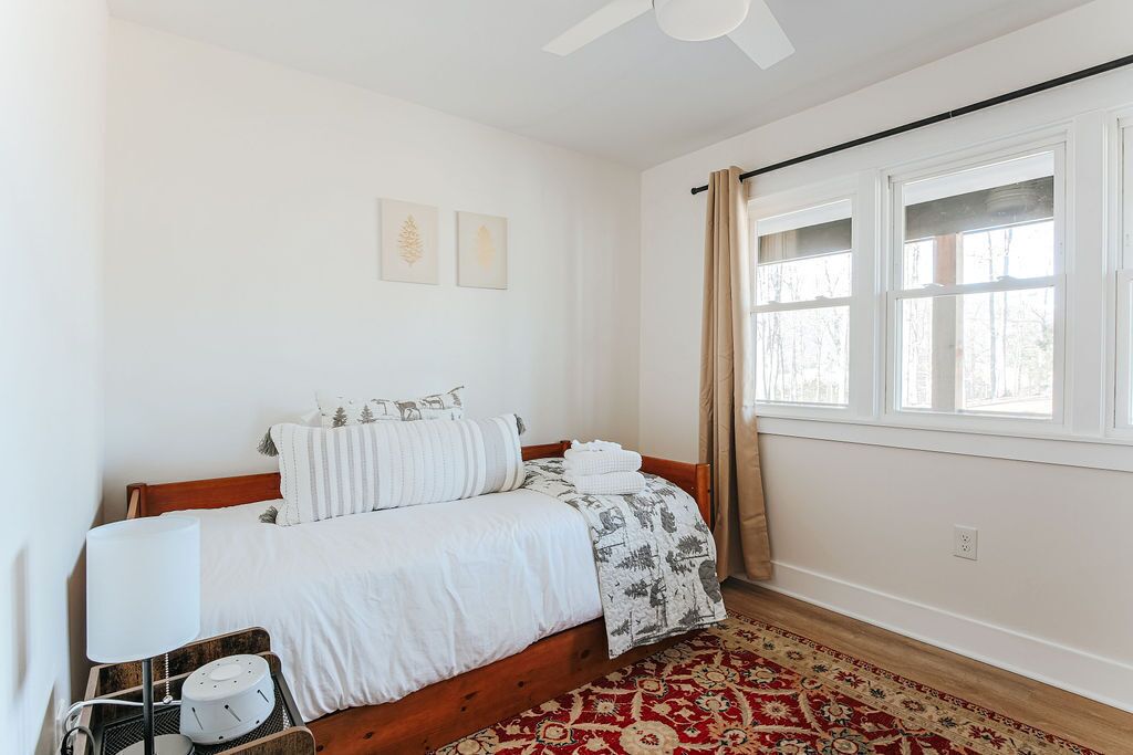 3 bedrooms, iron/ironing board, WiFi (free), bed sheets