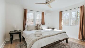 3 bedrooms, iron/ironing board, WiFi (free), bed sheets